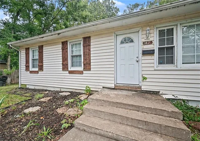 Photo 2 of Sale Pending at 2425 S Lees Summit Rd, Independence, MO 64055 | MLS# 2643486 | Listing updated on 2026-10-08