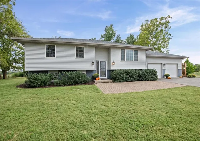 Photo 2 of Single family home for sale at 16409 E 289th Street, Harrisonville, MO 64701 | MLS# 2643497 | Listing updated on 2026-09-29