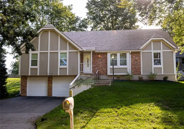 Photo 3 of Sale Pending at 1629 97th Street, Kansas City, MO 64155 | MLS# 2643499 | Listing updated on 2026-09-27
