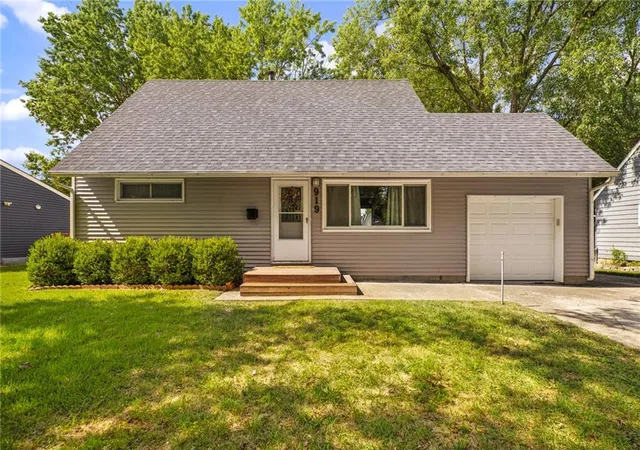 Photo 1 of Single family home for sale at 909 S Sunset Dr, Olathe, KS 66061 | MLS# 2643502 | Listing updated on 2026-09-25