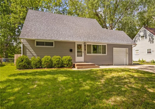 Photo 2 of Single family home for sale at 909 S Sunset Dr, Olathe, KS 66061 | MLS# 2643502 | Listing updated on 2026-09-25