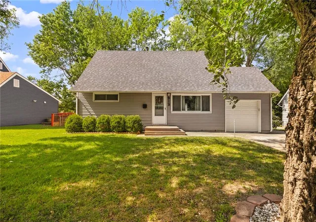 Photo 3 of Single family home for sale at 909 S Sunset Dr, Olathe, KS 66061 | MLS# 2643502 | Listing updated on 2026-09-25