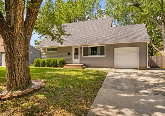 Photo 3 of Single family home for sale at 909 S Sunset Dr, Olathe, KS 66061 | MLS# 2643502 | Listing updated on 2026-09-25