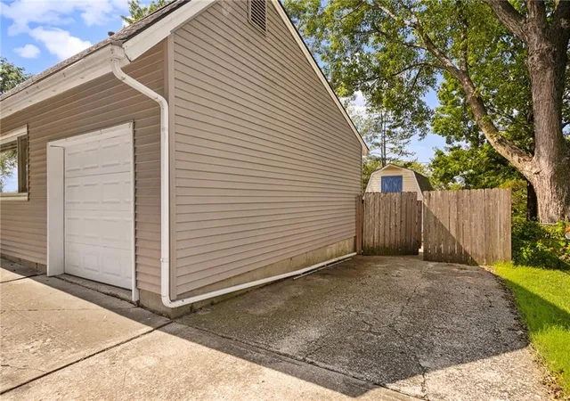 Photo 4 of Single family home for sale at 909 S Sunset Dr, Olathe, KS 66061 | MLS# 2643502 | Listing updated on 2026-09-25