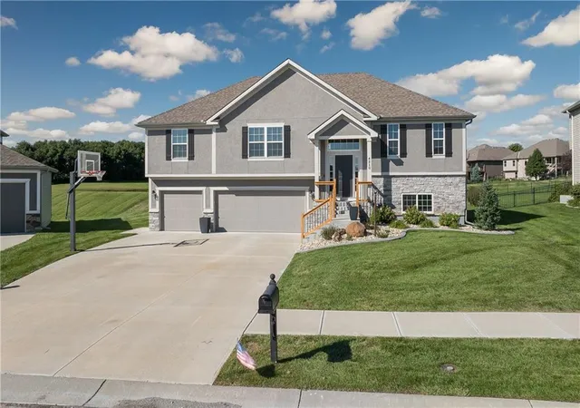 Photo 2 of Sale Pending at 4210 Lake Crst Ct, Saint Joseph, MO 64505 | MLS# 2643503 | Listing updated on 2026-09-29