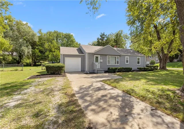 Photo 2 of Single family home for sale at 5433 Willow Ave, Raytown, MO 64133 | MLS# 2643505 | Listing updated on 2026-09-29