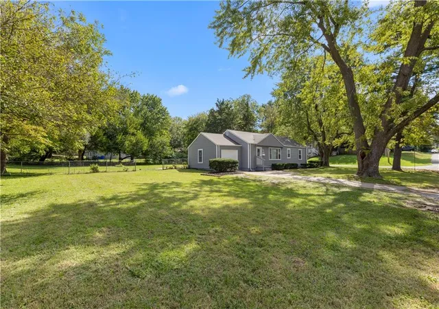 Photo 3 of Single family home for sale at 5433 Willow Ave, Raytown, MO 64133 | MLS# 2643505 | Listing updated on 2026-09-29