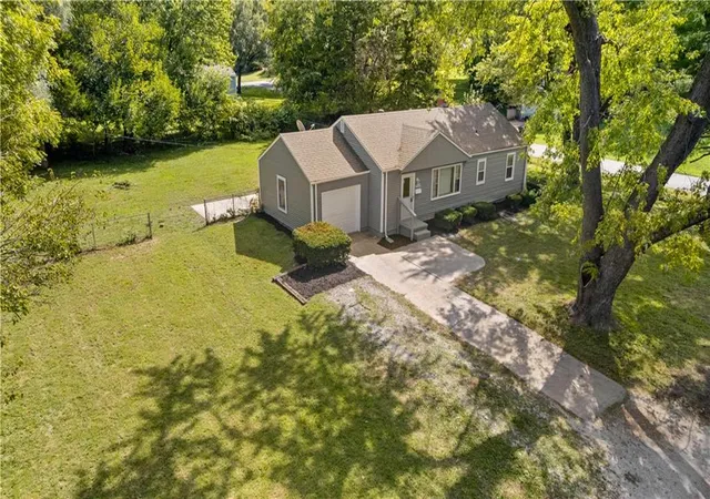 Photo 3 of Single family home for sale at 5433 Willow Ave, Raytown, MO 64133 | MLS# 2643505 | Listing updated on 2026-09-29