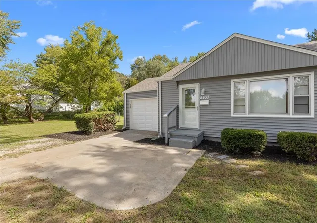 Photo 4 of Single family home for sale at 5433 Willow Ave, Raytown, MO 64133 | MLS# 2643505 | Listing updated on 2026-09-29