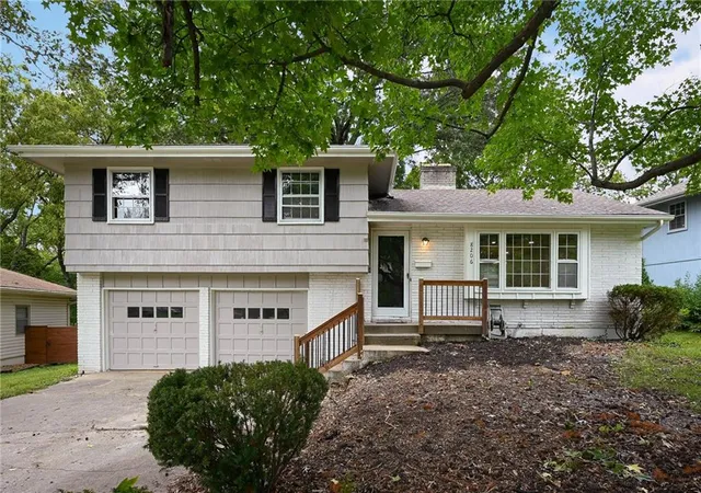 Photo 2 of Sale Pending at 8206 Elm Ave, Raytown, MO 64138 | MLS# 2643507 | Listing updated on 2026-09-27
