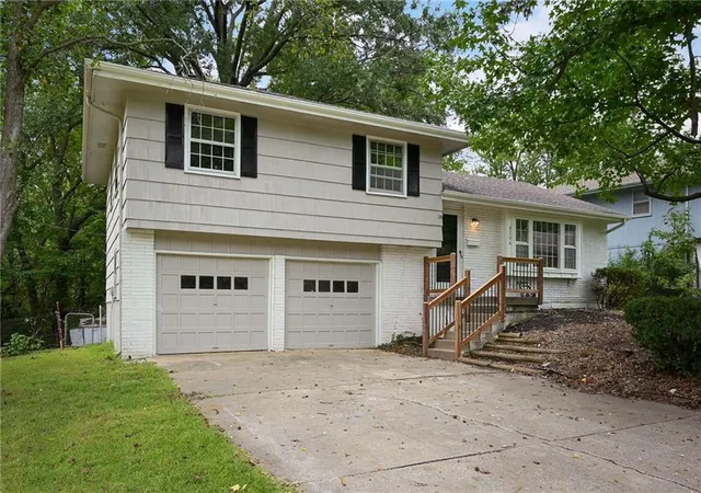 Photo 3 of Sale Pending at 8206 Elm Ave, Raytown, MO 64138 | MLS# 2643507 | Listing updated on 2026-09-27