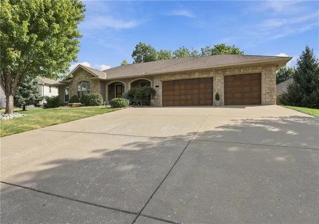 Photo 1 of Single family home for sale at 3829 S Coachman Dr, Independence, MO 64055 | MLS# 2643508 | Listing updated on 2026-09-28