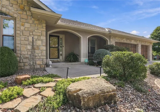 Photo 2 of Single family home for sale at 3829 S Coachman Dr, Independence, MO 64055 | MLS# 2643508 | Listing updated on 2026-09-28