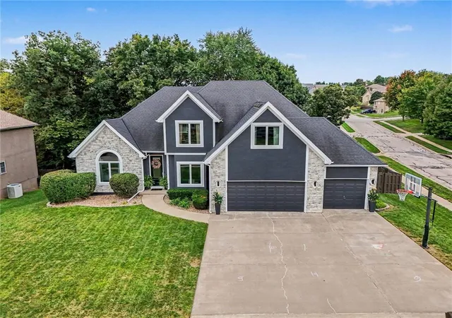 Single family home for sale at 201 Surrey Ct, Smithville, MO 64089 | MLS# 2643509