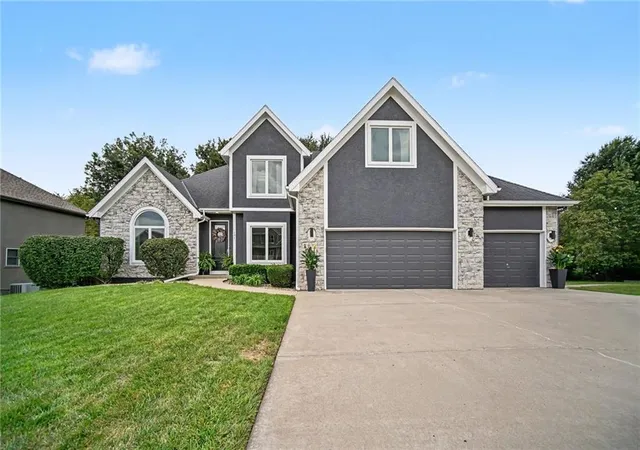 Photo 2 of Single family home for sale at 201 Surrey Ct, Smithville, MO 64089 | MLS# 2643509 | Listing updated on 2026-10-03