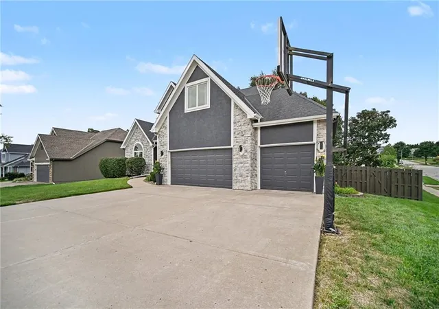 Photo 3 of Single family home for sale at 201 Surrey Ct, Smithville, MO 64089 | MLS# 2643509 | Listing updated on 2026-10-03