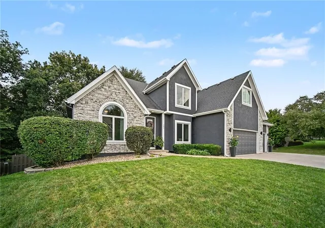 Photo 4 of Single family home for sale at 201 Surrey Ct, Smithville, MO 64089 | MLS# 2643509 | Listing updated on 2026-10-03