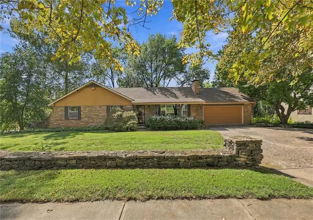 Single family home for sale at 617 Brush Crk Blvd, Kansas City, MO 64110 | MLS# 2643510