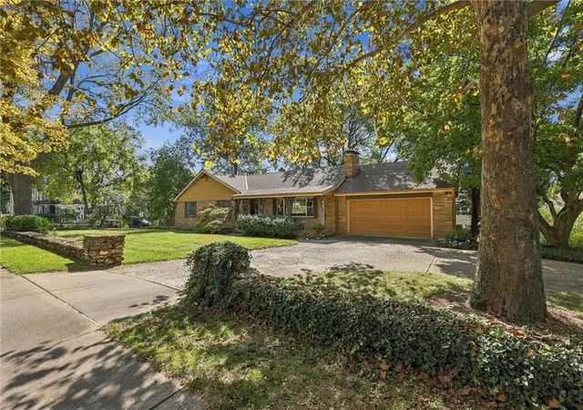 Photo 2 of Single family home for sale at 617 Brush Crk Blvd, Kansas City, MO 64110 | MLS# 2643510 | Listing updated on 2026-10-07