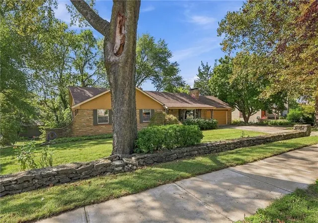Photo 3 of Single family home for sale at 617 Brush Crk Blvd, Kansas City, MO 64110 | MLS# 2643510 | Listing updated on 2026-10-07
