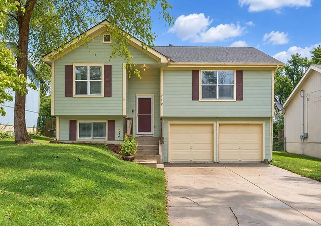 Photo 1 of Sale Pending at 712 Rees St, Leavenworth, KS 66048 | MLS# 2643515 | Listing updated on 2026-10-02