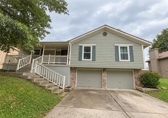 Photo 1 of Single family home for sale at 2121 Nw Hidden Pointe Ct, Blue Springs, MO 64015 | MLS# 2643516 | Listing updated on 2026-09-27
