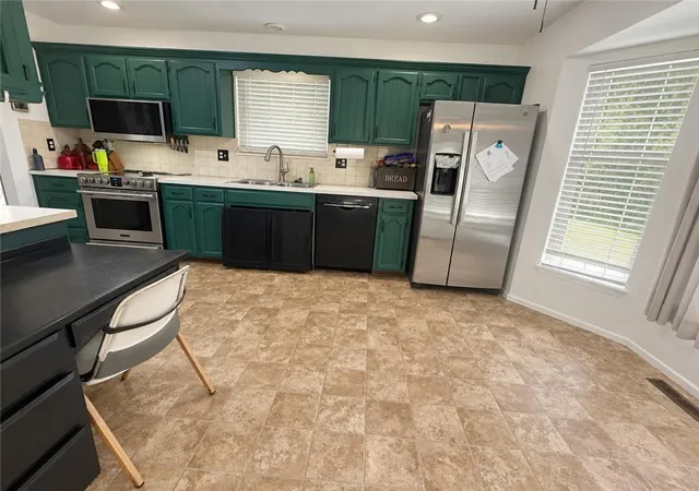 Photo 3 of Single family home for sale at 2121 NW Hidden Pointe Ct, Blue Springs, MO 64015 | MLS# 2643516 | Listing updated on 2026-09-27