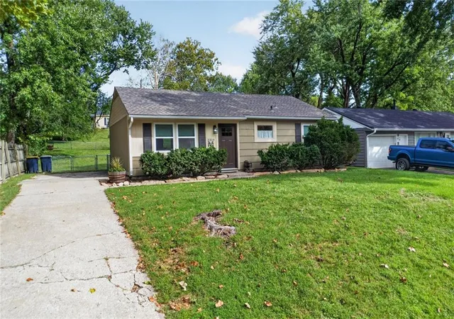 Photo 2 of Sale Pending at 5319 N Woodland Ave, Kansas City, MO 64118 | MLS# 2643525 | Listing updated on 2026-10-20