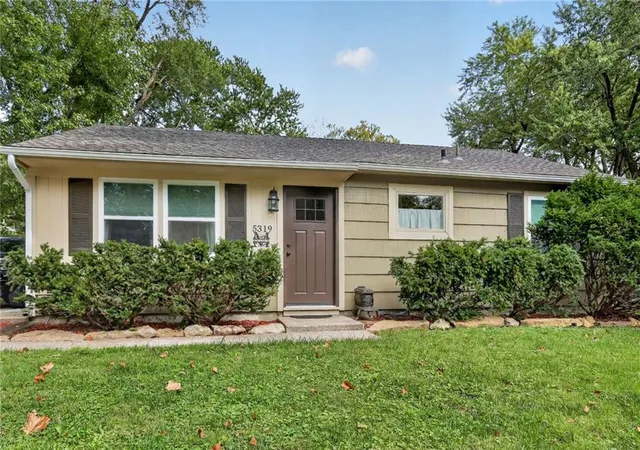 Photo 3 of Sale Pending at 5319 N Woodland Ave, Kansas City, MO 64118 | MLS# 2643525 | Listing updated on 2026-10-20