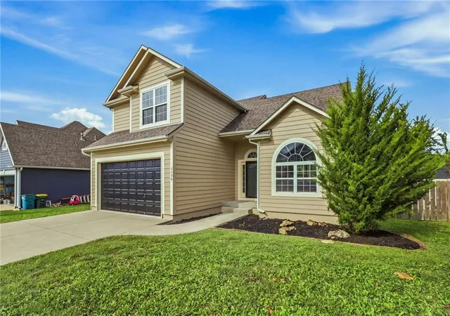 Photo 1 of Single family home for sale at 1306 Thomas Dr, Louisburg, KS 66053 | MLS# 2643546 | Listing updated on 2026-09-28