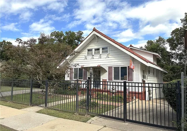 Photo 1 of Sale Pending at 3525 Flora Ave, Kansas City, MO 64109 | MLS# 2643556 | Listing updated on 2026-10-13