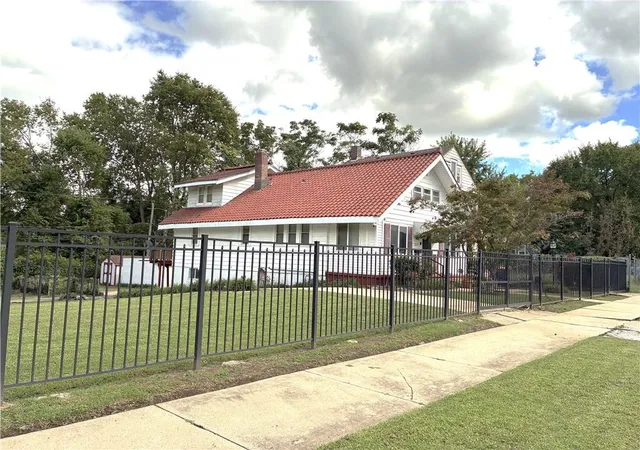Photo 2 of Sale Pending at 3525 Flora Ave, Kansas City, MO 64109 | MLS# 2643556 | Listing updated on 2026-10-13