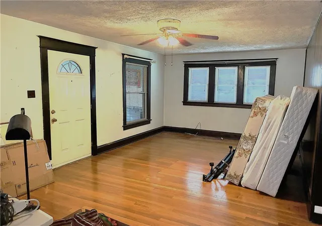 Photo 3 of Sale Pending at 3525 Flora Ave, Kansas City, MO 64109 | MLS# 2643556 | Listing updated on 2026-10-13