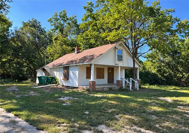 Single family home for sale at 2940 Loring Ln, Bonner Springs, KS 66012 | MLS# 2643558