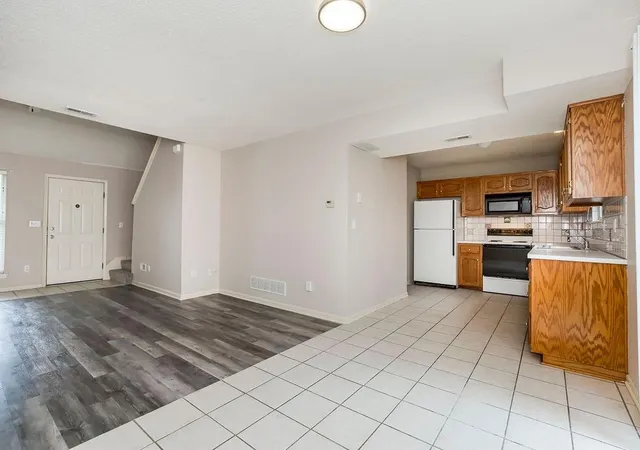 Listing Photo 5 - Condo for sale in building located at 8912-14 NE 73rd Ct, Kansas City, MO 64158