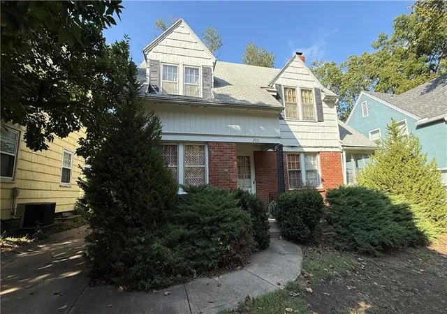 Single family home for sale at 306 Meyer Blvd E, Kansas City, MO 64113 | MLS# 2643594