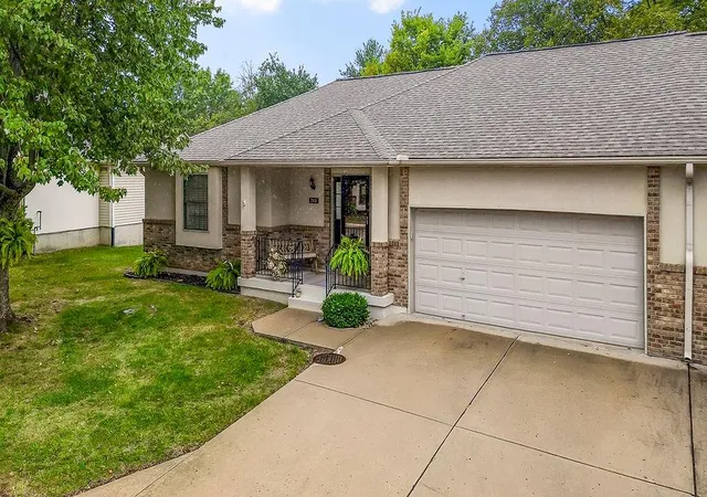 Photo 3 of Sale Pending at 2413 SW Richwood Cir, Blue Springs, MO 64015 | MLS# 2643601 | Listing updated on 2026-09-30