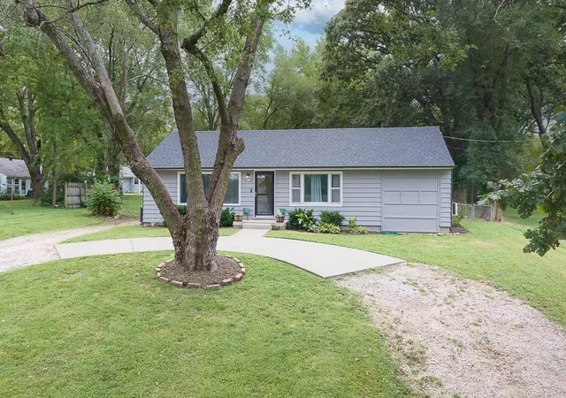 Photo 2 of Single family home for sale at 702 E 8th Street, Tonganoxie, KS 66086 | MLS# 2643606 | Listing updated on 2026-09-27