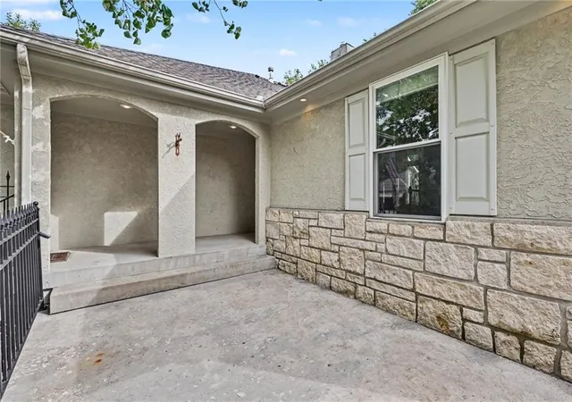 Photo 3 of Single family home for sale at 4008 Sw Homestead Dr, Lees Summit, MO 64082 | MLS# 2643608 | Listing updated on 2026-09-28