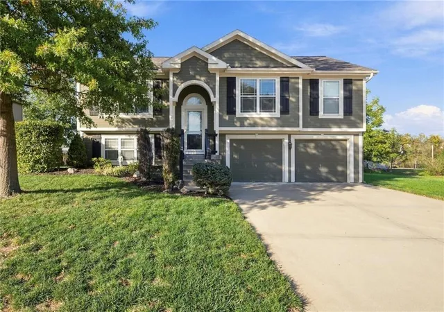 Photo 1 of Single family home for sale at 920 E 8th Street Cir, Kearney, MO 64060 | MLS# 2643612 | Listing updated on 2026-10-29
