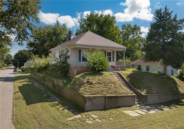 Photo 2 of Single family home for sale at 2023 Main St, Saint Joseph, MO 64505 | MLS# 2643616 | Listing updated on 2026-09-30