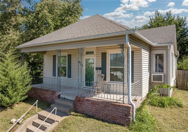 Photo 3 of Single family home for sale at 2023 Main St, Saint Joseph, MO 64505 | MLS# 2643616 | Listing updated on 2026-09-30