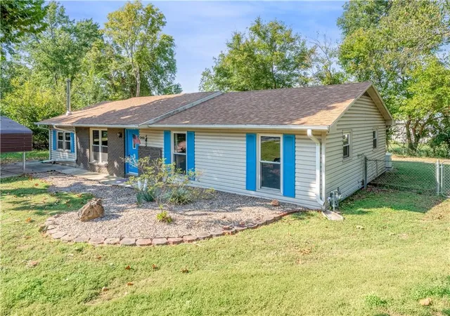 Photo 3 of Single family home for sale at 220 Salem Ave, Knob Noster, MO 65336 | MLS# 2643618 | Listing updated on 2026-09-30