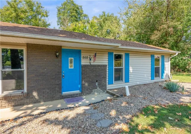 Photo 4 of Single family home for sale at 220 Salem Ave, Knob Noster, MO 65336 | MLS# 2643618 | Listing updated on 2026-09-30