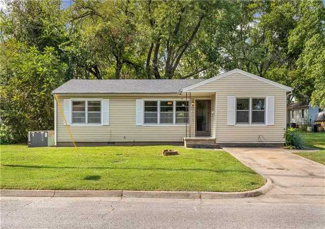 Photo 1 of Single family home for sale at 635 N Perkins St, Nevada, MO 64772 | MLS# 2643628 | Listing updated on 2026-09-29