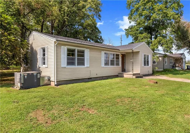Photo 2 of Single family home for sale at 635 N Perkins St, Nevada, MO 64772 | MLS# 2643628 | Listing updated on 2026-09-29