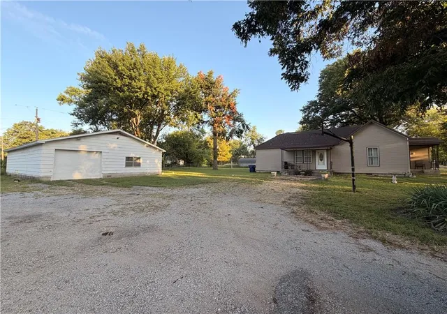 Photo 3 of Sale Pending at 537 S Minnesota Ave, Columbus, KS 66725 | MLS# 2643630 | Listing updated on 2026-10-05
