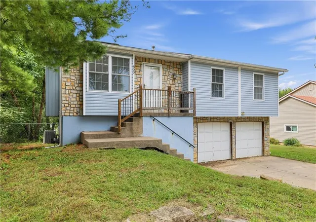 Photo 1 of Single family home for sale at 800 N Mohican Dr, Independence, MO 64056 | MLS# 2643663 | Listing updated on 2026-10-03