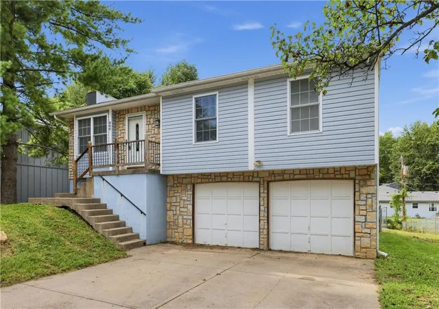 Photo 2 of Single family home for sale at 800 N Mohican Dr, Independence, MO 64056 | MLS# 2643663 | Listing updated on 2026-10-03