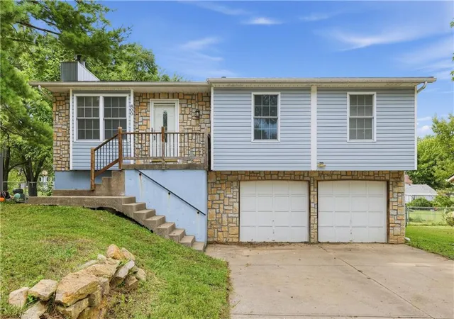 Photo 3 of Single family home for sale at 800 N Mohican Dr, Independence, MO 64056 | MLS# 2643663 | Listing updated on 2026-10-03